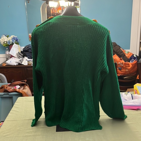 ALISON ANDREWS Large Kelly green button shoulder cable knit sweater. - Picture 2 of 5